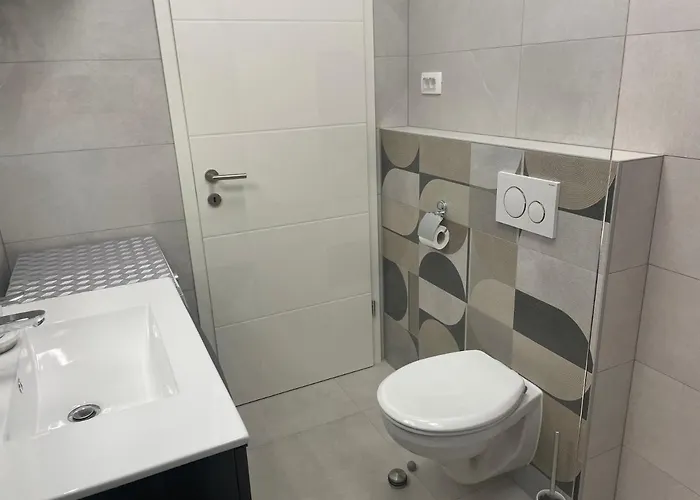 Spacious New App For 5 Persons, Close Beach&city