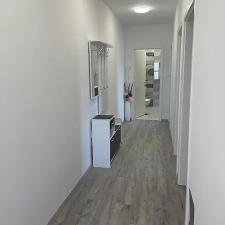 Spacious New App For 5 Persons, Close Beach&city דירה *